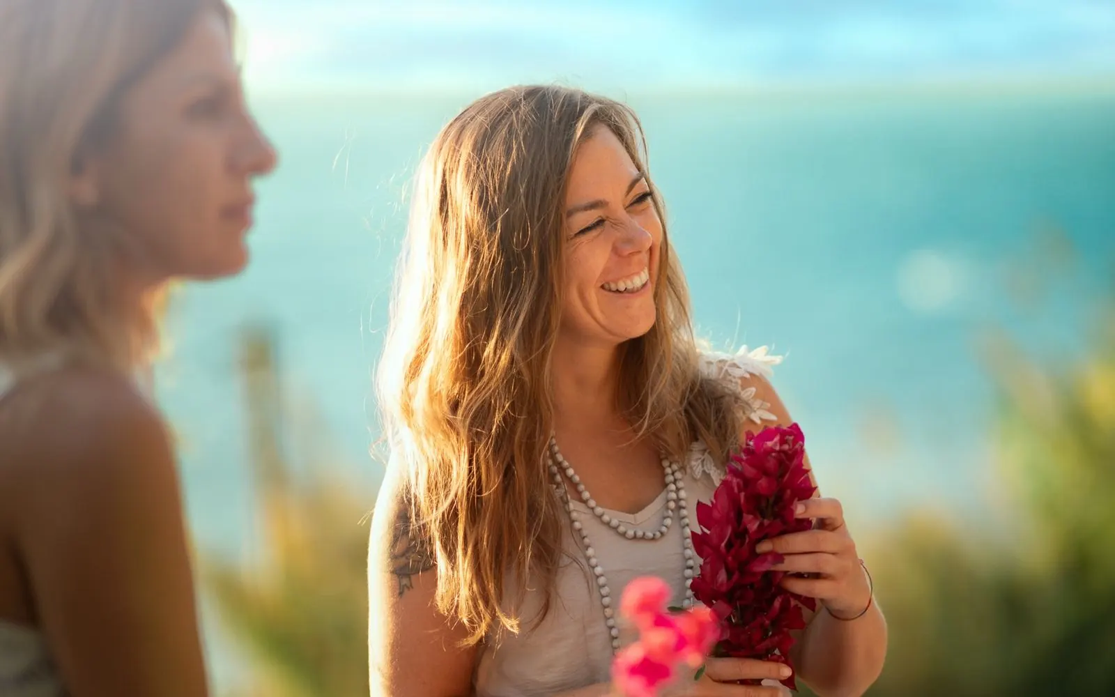 Duas participantes com flores diante do Atlântico na Madeira