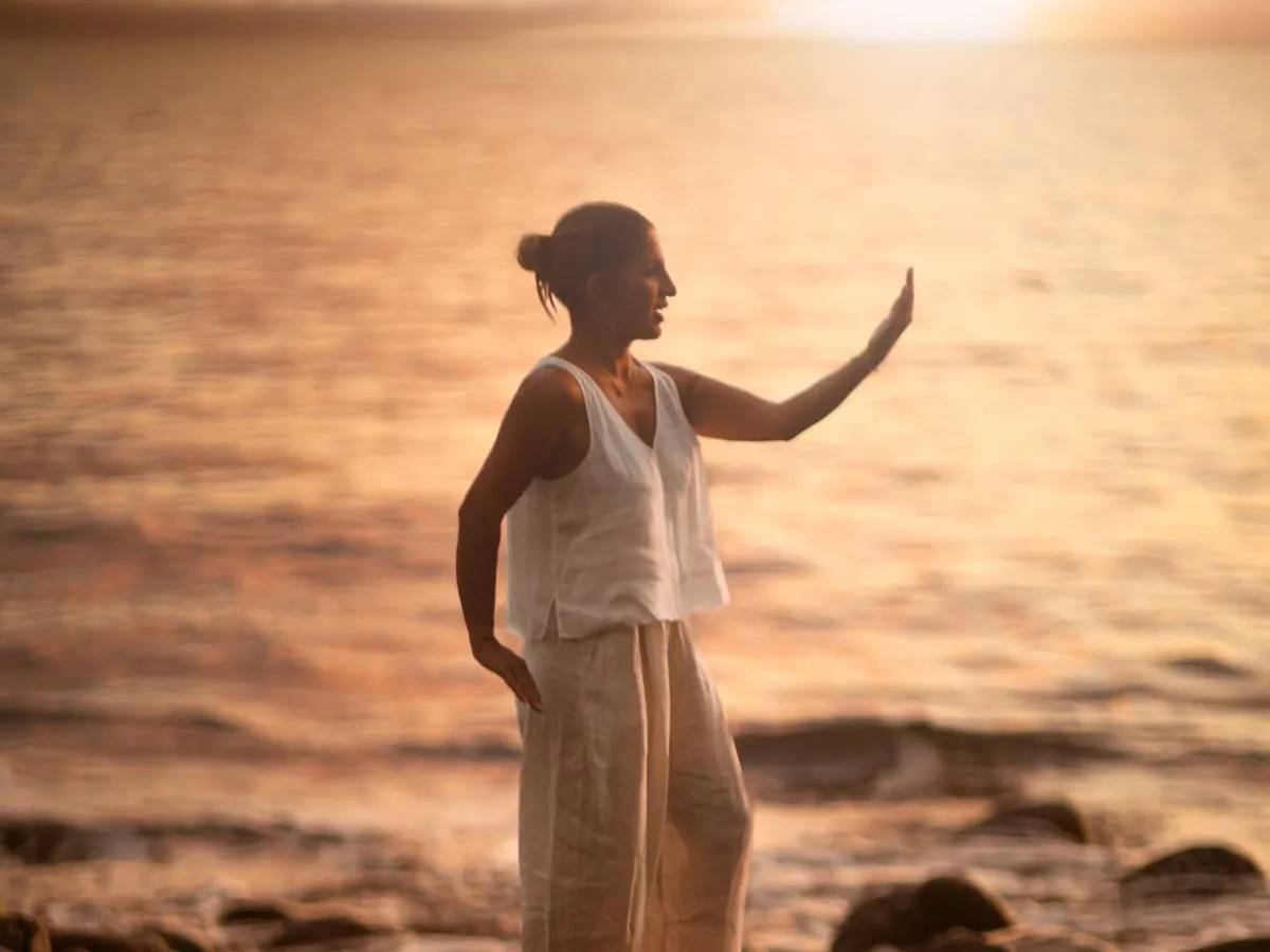 Wu Taiji (Tai Chi) junto ao mar na Madeira ao fim da tarde
